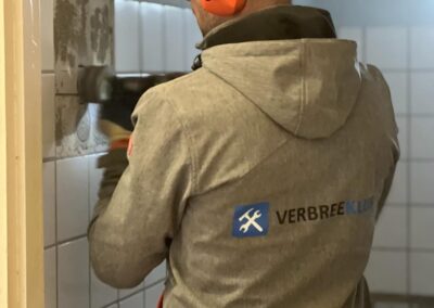 Renzo met verbreeklus shirt